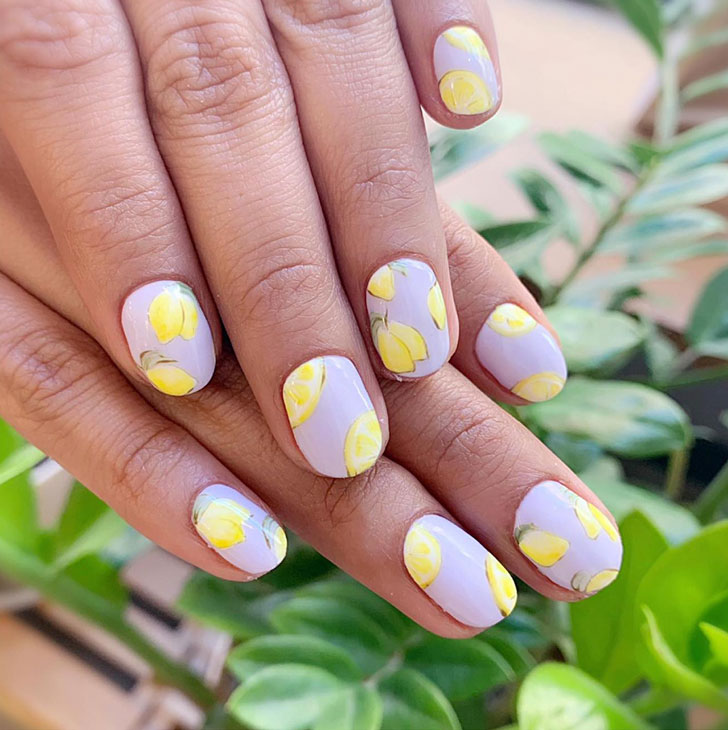 Белый маникюр с лимонами на коротких овальных ногтях