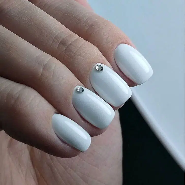 Белый маникюр со стразами на коротких квадратных ногтях