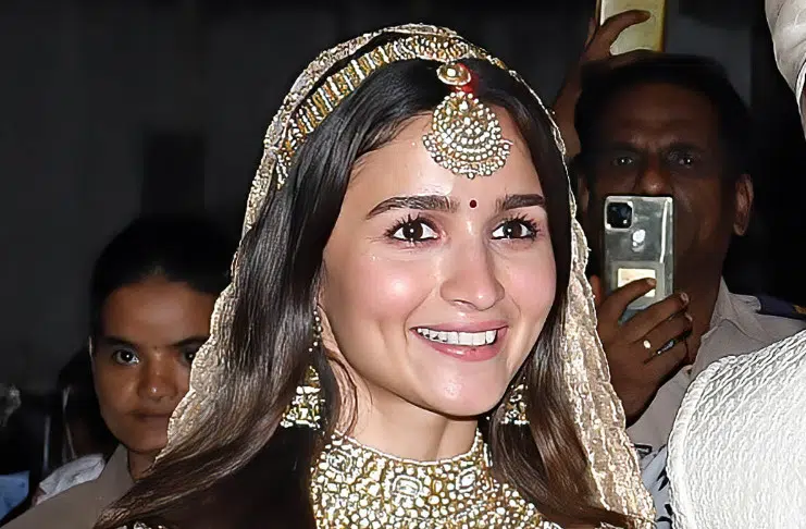 Взгляните на свадебный наряд индийской актрисы, который выглядит необычно и очень богато