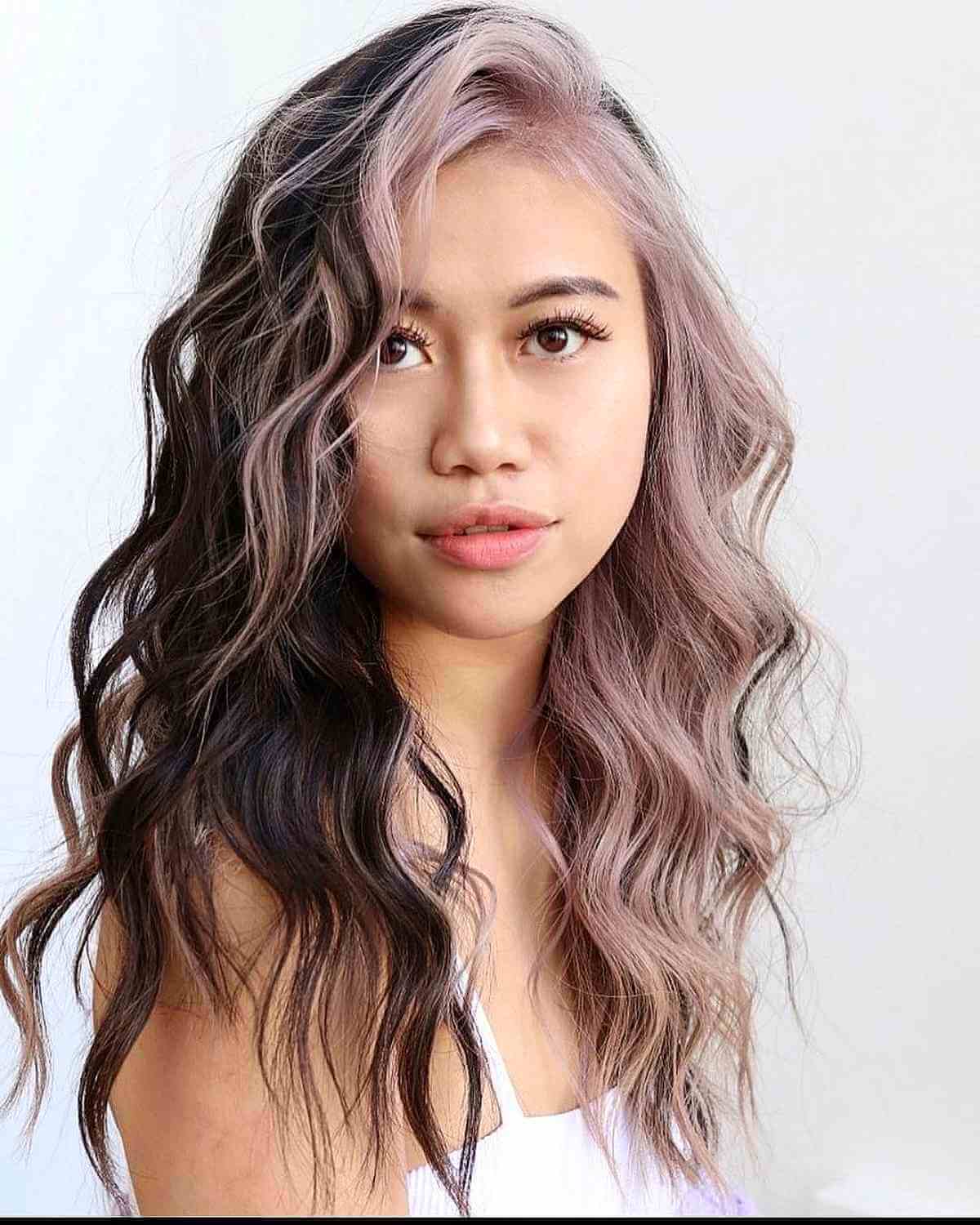 Девушка с двухцветными волосами с легкими волнами