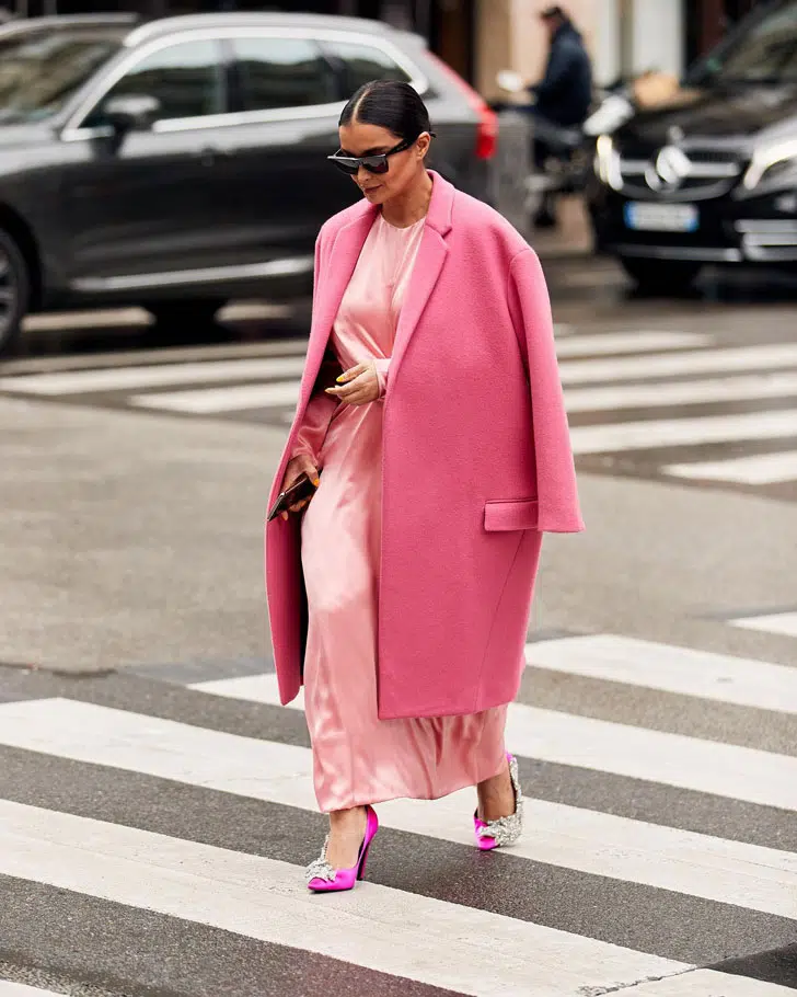 Девушка в розовом длинном платье, пальто оверсайз и туфлях с украшениями