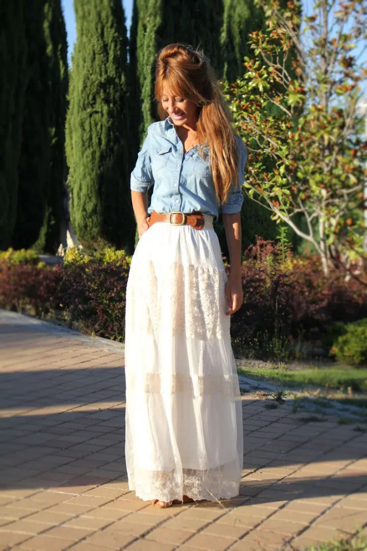 Девушка в длинной кружевной юбке и джинсовой рубашке