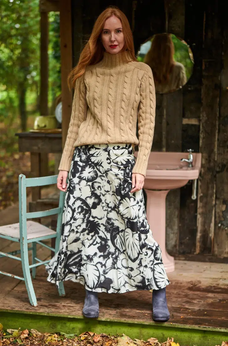 Девушка в длинной юбке с цветочным принтом и свитере