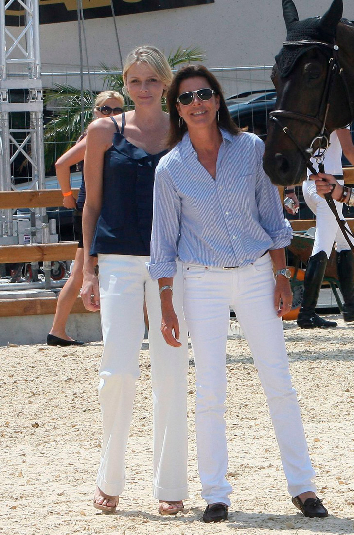 Каролина Монакская в белых брюках, лоферах и полосатой рубашке