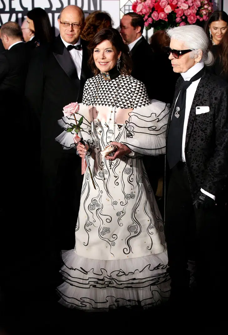 Каролина Монакская в дизайнерском вечернем платье рядом с Карлом Лагерфельдом
