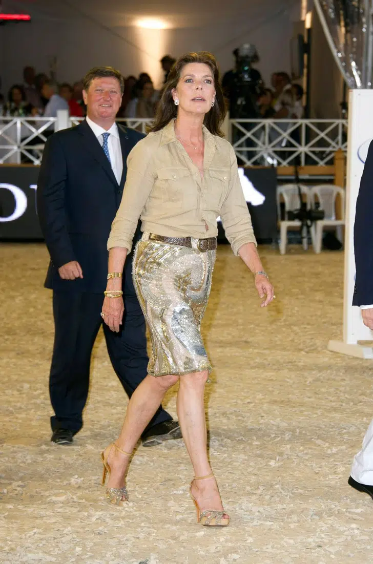 Каролина Монакская в блестящей юбке и рубашке в стиле сафари