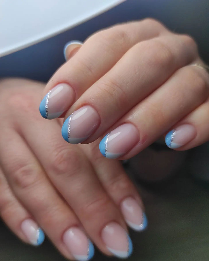 Двухцветный голубой френч с блестками на овальных ногтях