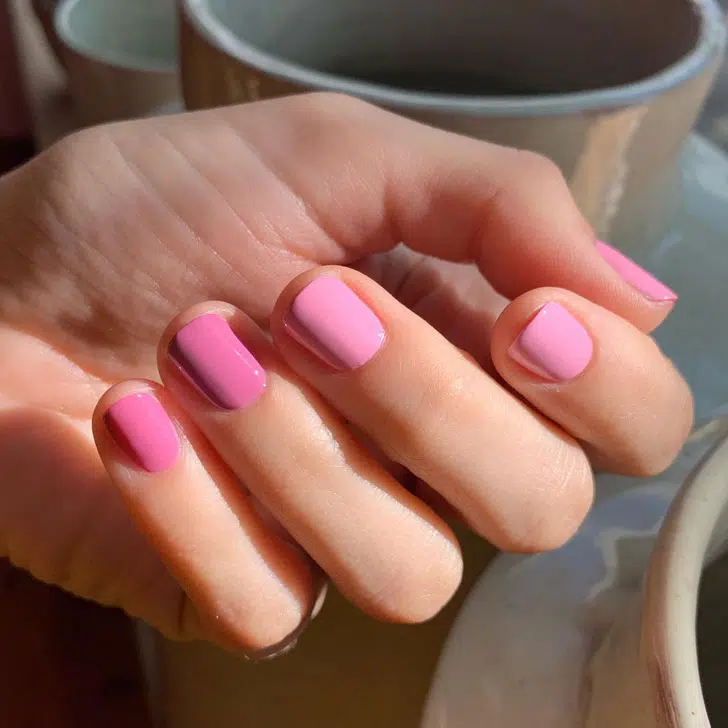 Двухцветный розовый маникюр на коротких натуральных ногтях