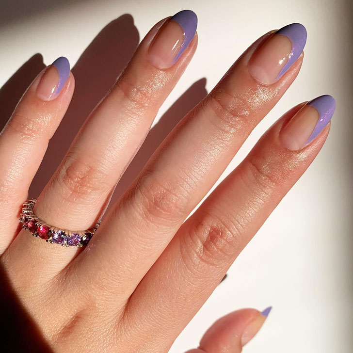Фиолетовый неклассический френч на овальных ногтях