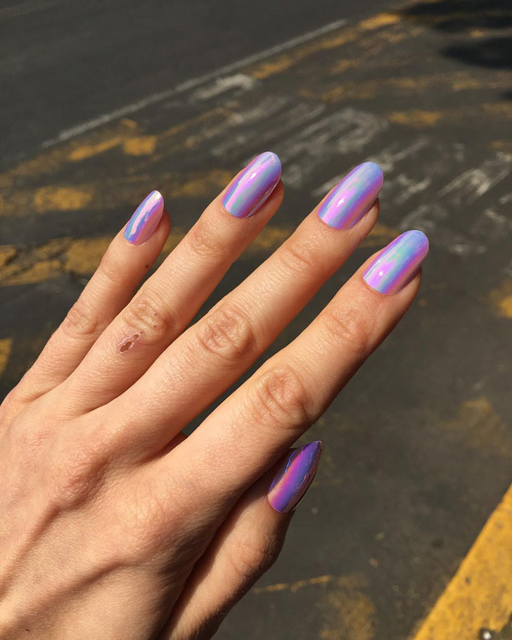 Фиолетовый голографический маникюр на овальных ногтях средней длины