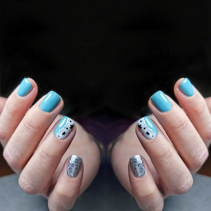 Голубой маникюр с блестками и черными звездами на коротких ногтях