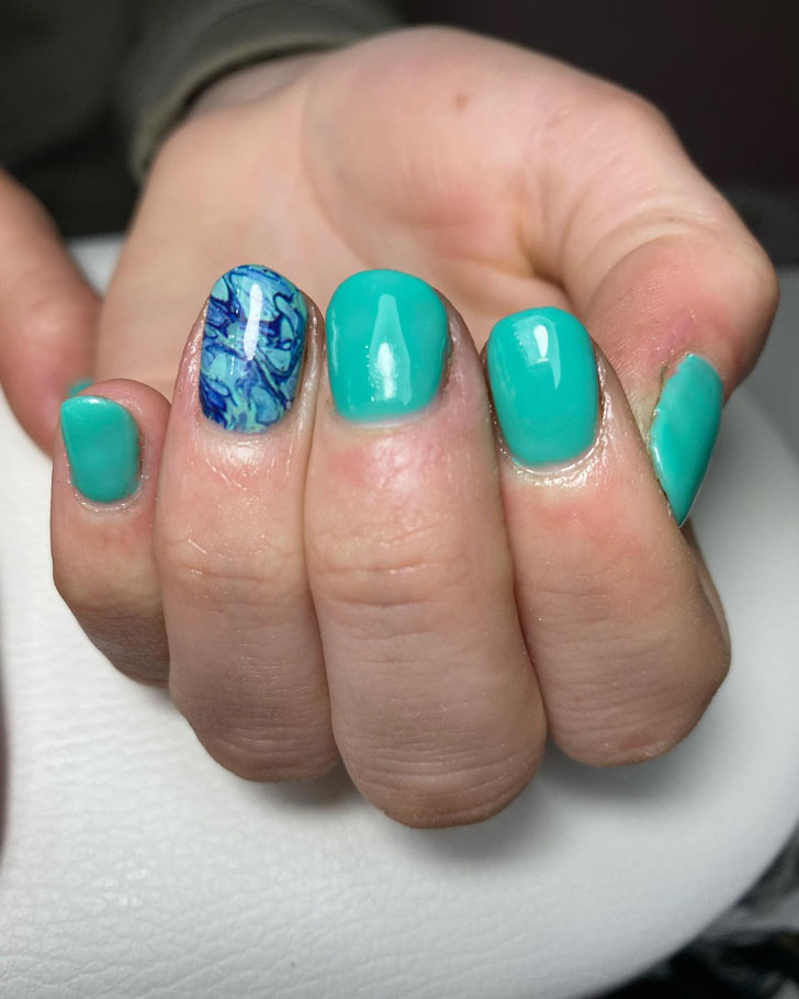 Голубой мраморный маникюр на коротких овальных ногтях