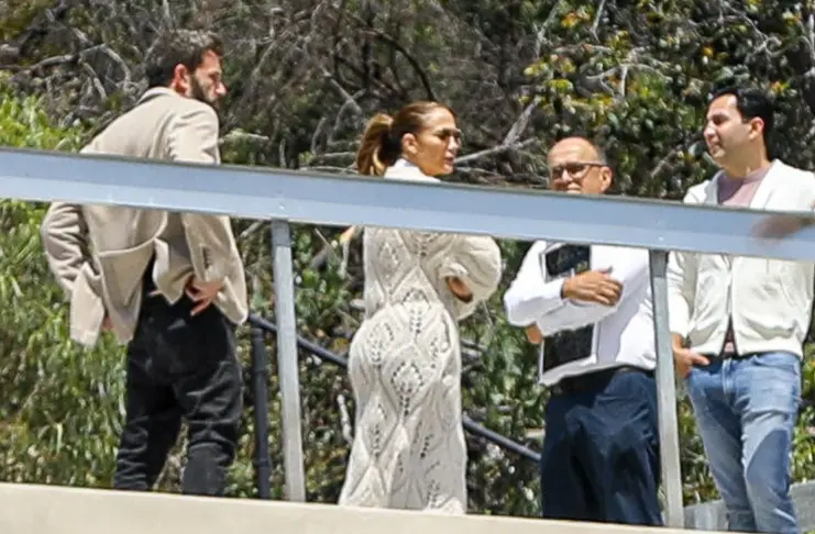 Дженнифер Лопес в вязаном кардигане, джинсах и непринужденным хвостиком осматривает новый дом