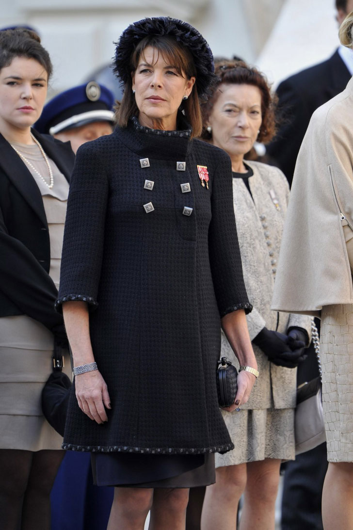 Каролина Монакская в черном пальто и соответствующей шляпке
