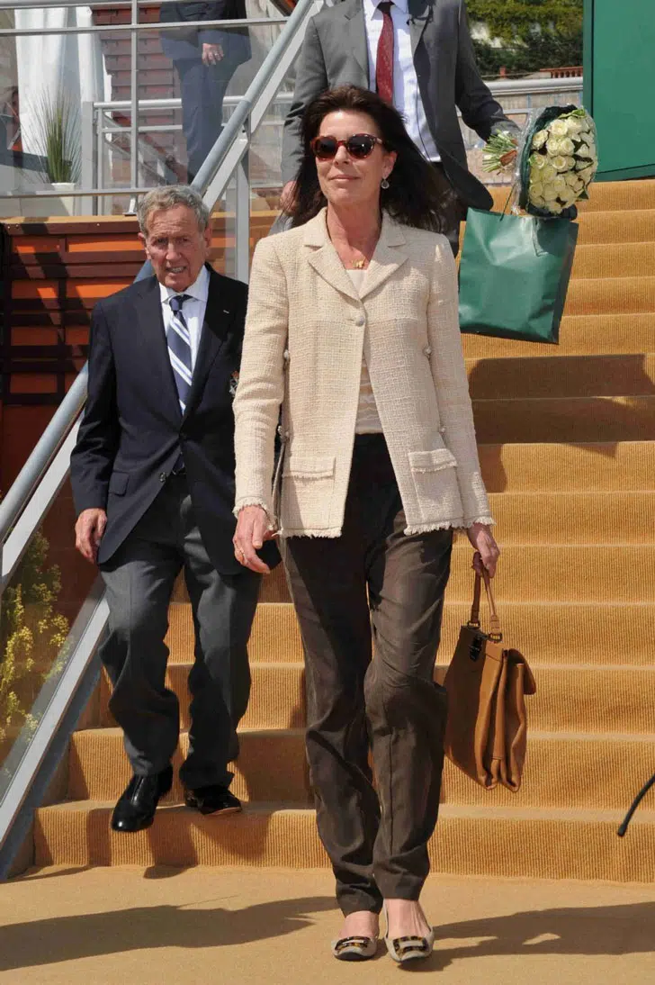 Каролина Монакская в коричневых брюках, бежевом блейзере и простых туфлях