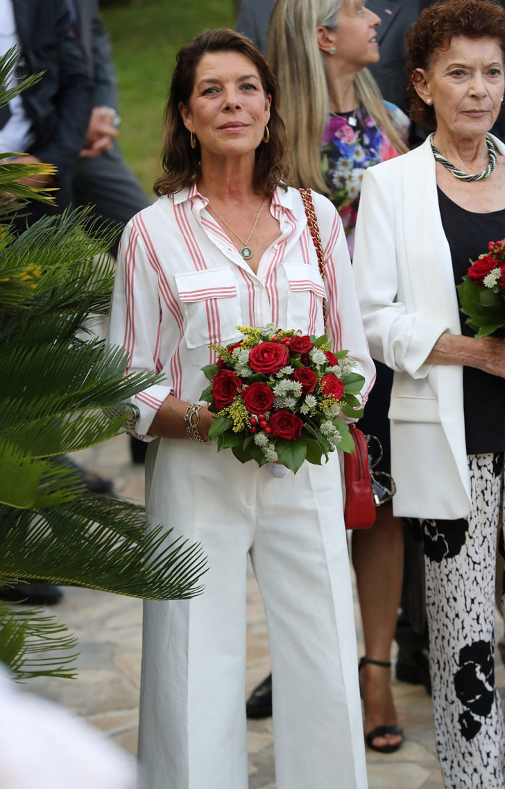 Каролина Монакская в широких белых брюках и легкой рубашке в красную полоску