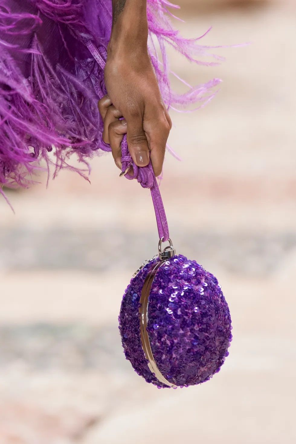 Клатч в форме яйца с фиолетовыми блестками от Ermanno Scervino