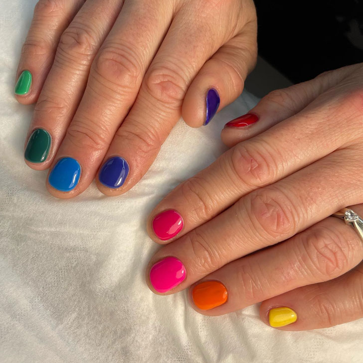 Летний разноцветный маникюр на коротких натуральных ногтях