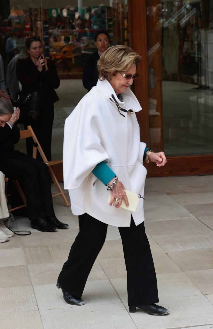 Королева Соня в пальто оверсайз, классических брюках и бирюзовом жакете