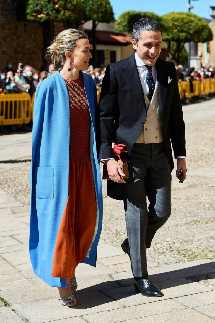 Марта Ортега в оранжевом платье и голубом минималистичном пальто