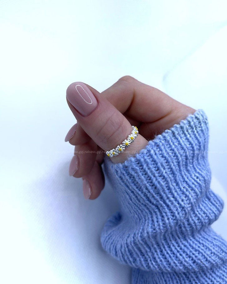 Натуральный глянцевый маникюр на ухоженных коротких ногтях