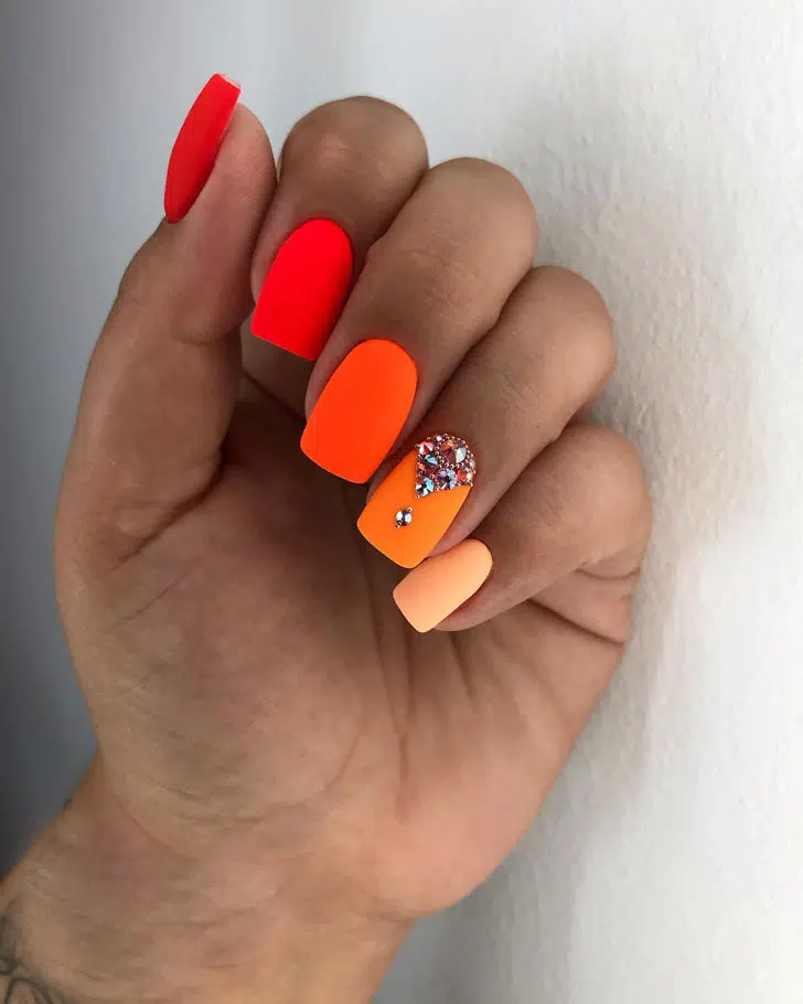 Неоновый оранжевый маникюр со стразами на квадратных ногтях
