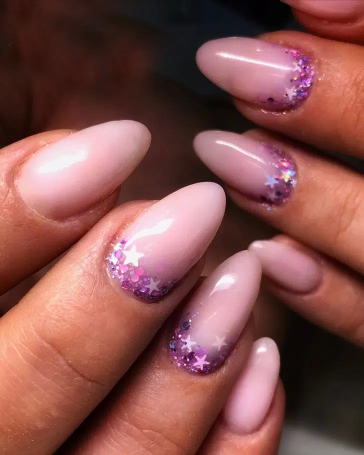 Нежный розовый маникюр с блестками и звездами на ухоженных миндальных ногтях
