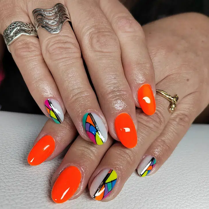 Оранжевый неоновый маникюр с разноцветными акцентами на овальных ногтях