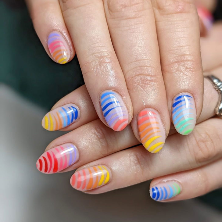 Оригинальный разноцветный маникюр на миндальных ногтях средней длины