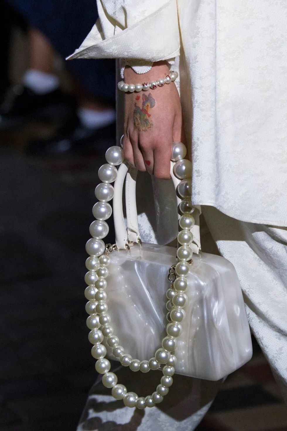 Перламутровая сумочка с ремнем из жемчуга от Simone Rocha