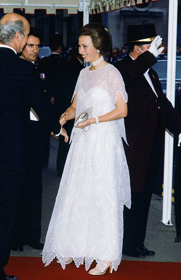 Принцесса Анна в длинном белом платье с кружевами 1980 год