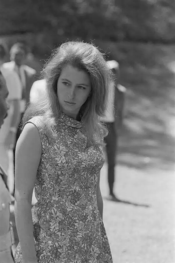 Принцесса Анна в пестром платье футляр без рукавов 1971 год
