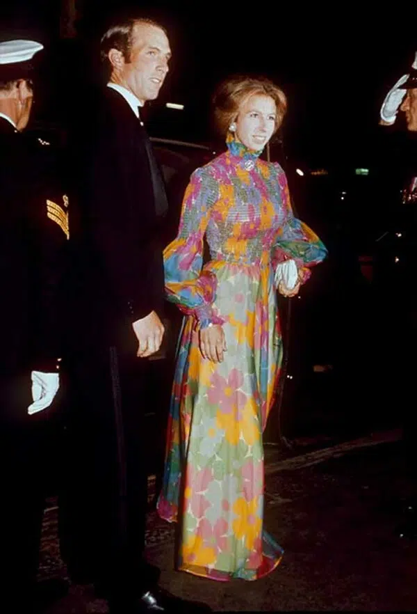 Принцесса Анна в разноцветном длинном платье с цветочным принтом 1979 год