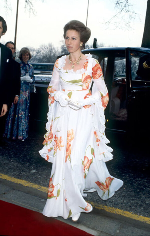 Принцесса Анна в романтичном платье макси с крупными цветами 1978 год