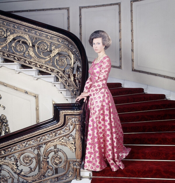 Принцесса Анна в вечернем розовом платье в крупный горошек 1973 год