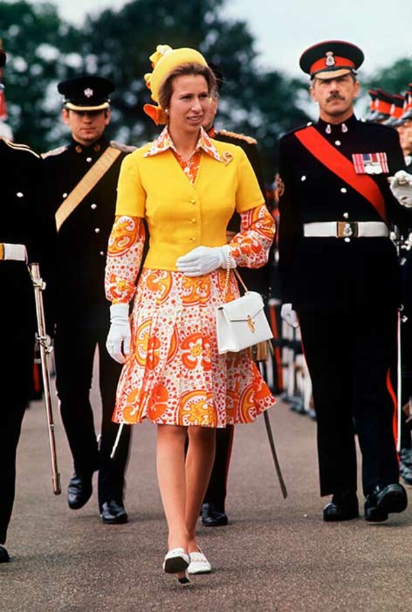 Принцесса Анна в ярком платье с принтом и желтом жакете 1973 год