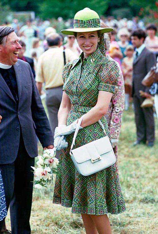 Принцесса Анна в зеленом платье миди с принтом и подходящей шляпке 1971 год
