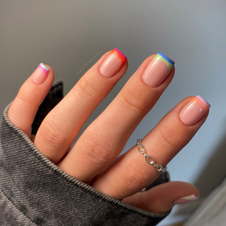 Разноцветный френч на коротких квадратных ногтях