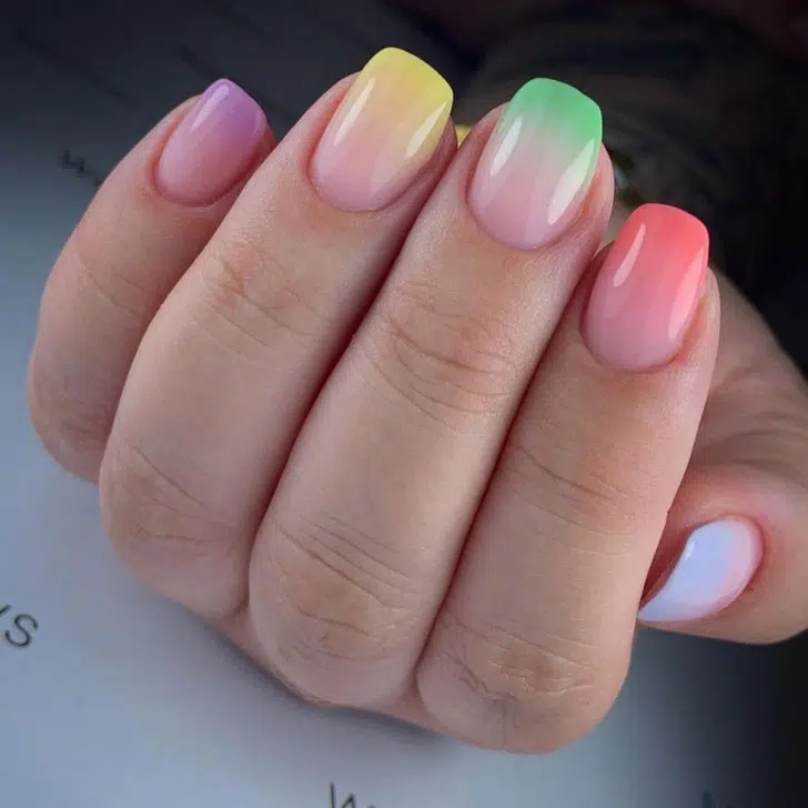 Разноцветный френч омбре на квадратных ногтях средней длины
