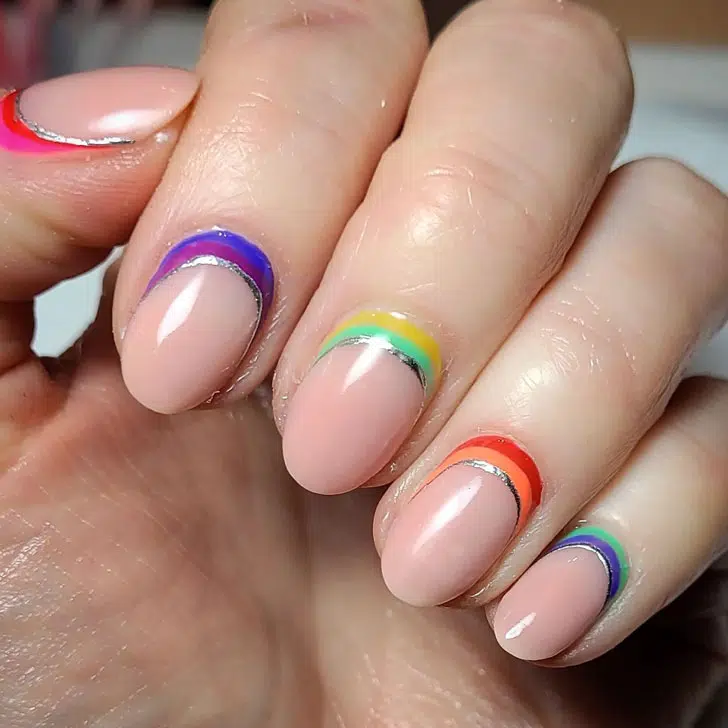 Разноцветный лунный маникюр на овальных ногтях средней длины