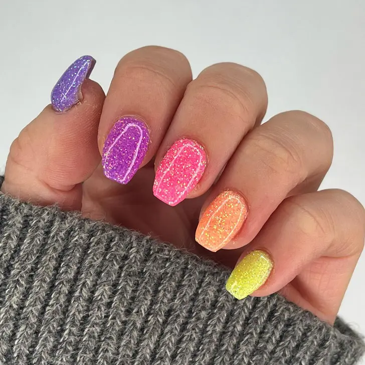 Разноцветный маникюр с блестками на квадратных ногтях средней длины