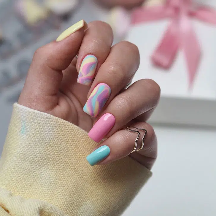 Разноцветный мраморный маникюр в пастельных оттенках на длинных квадратных ногтях