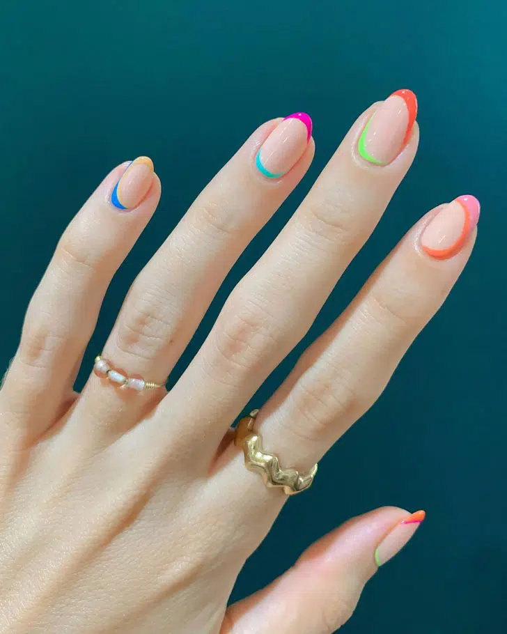 Разноцветный неоновый френч на овальных ногтях средней длины