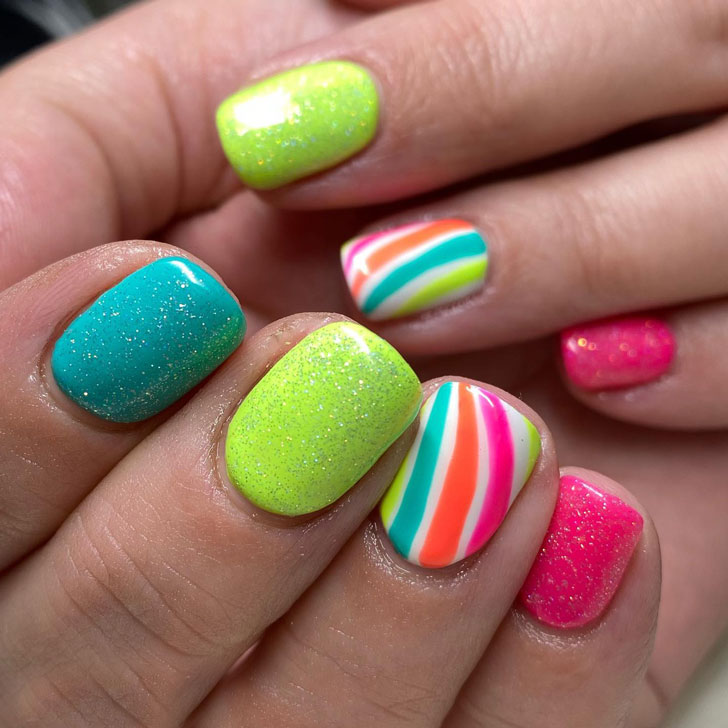 Разноцветный неоновый маникюр с блестками на коротких ногтях