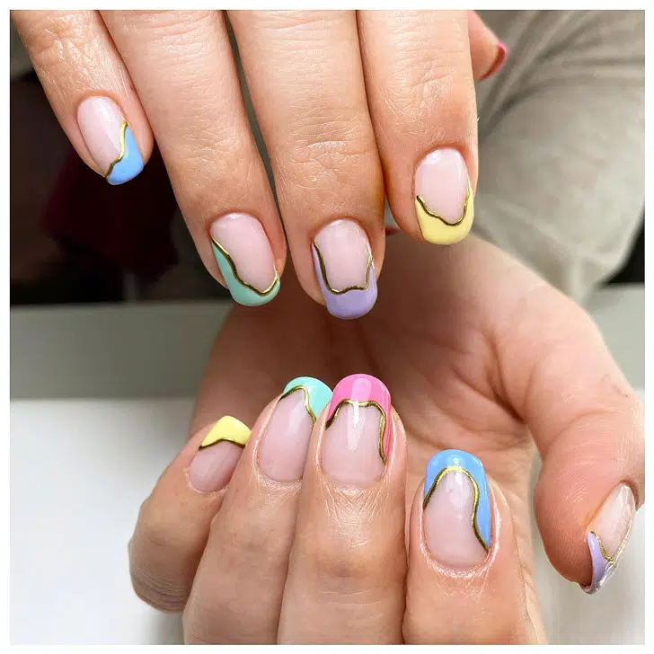 Разноцветный пастельный френч с золотыми узорами на ухоженных ногтях
