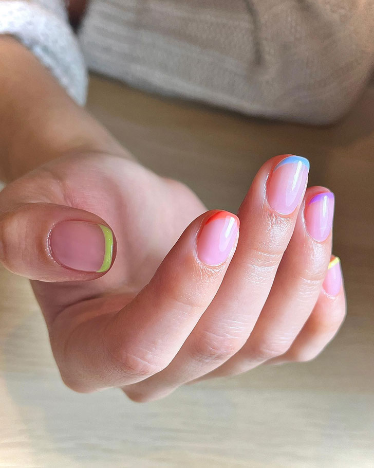 Разноцветный тонкий френч на коротких натуральных ногтях
