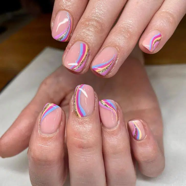 Разноцветный волновой маникюр с блестками на квадратных ногтях средней длины