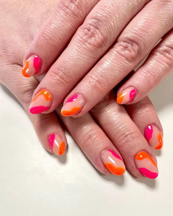 Розово оранжевый неоновый маникюр на миндальных коротких ногтях