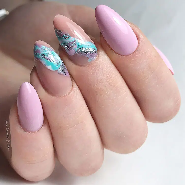 Розовой мраморный маникюр с голубыми волнами и блестками на миндальных ногтях