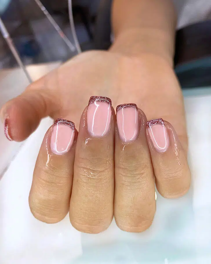 Розовый френч с блестками на квадратных ногтях средней длины